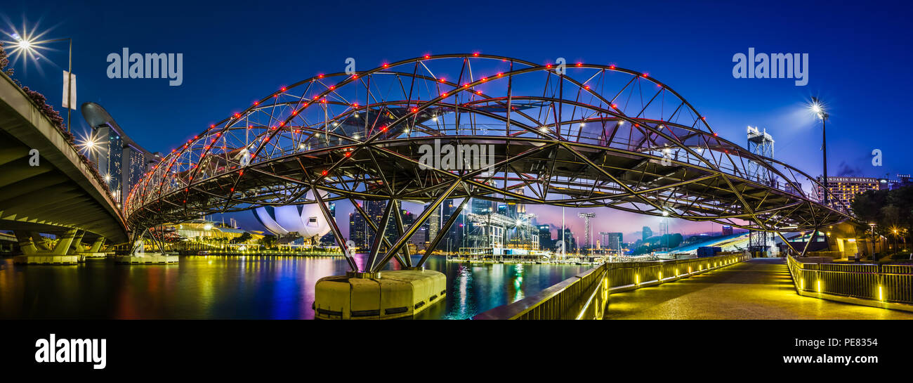 Helix Brücke über den Singapore River mit Marine Bay Sands Hotel, Kunst Science Museum und Wolkenkratzer im Hintergrund.. Stockfoto