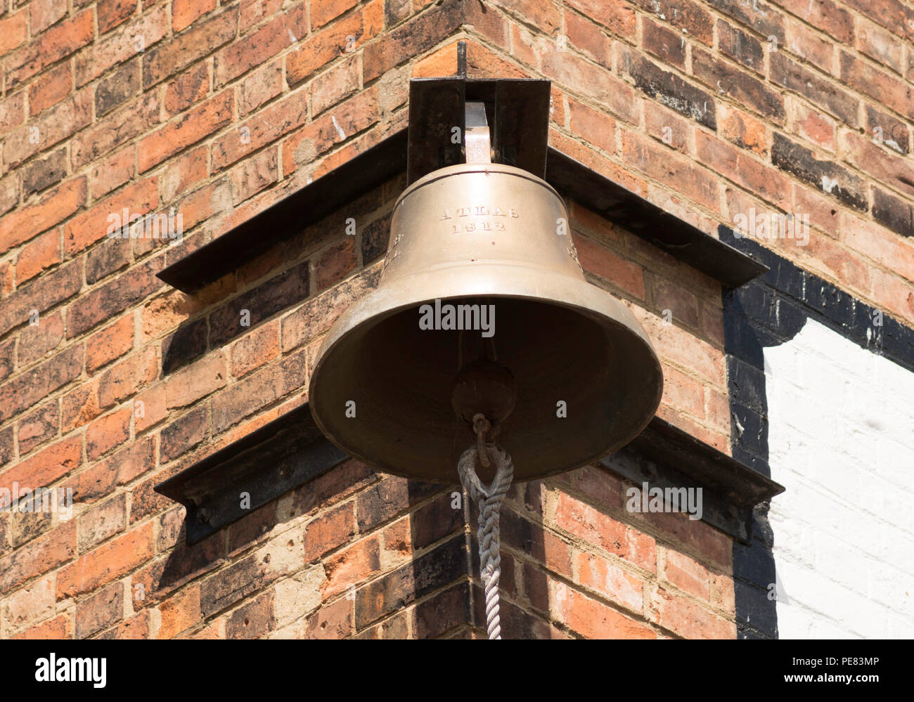 Der Atlas Bell montiert auf dem Norden Lagerhaus in Gloucester Docks, Gloucester, England, Großbritannien Stockfoto