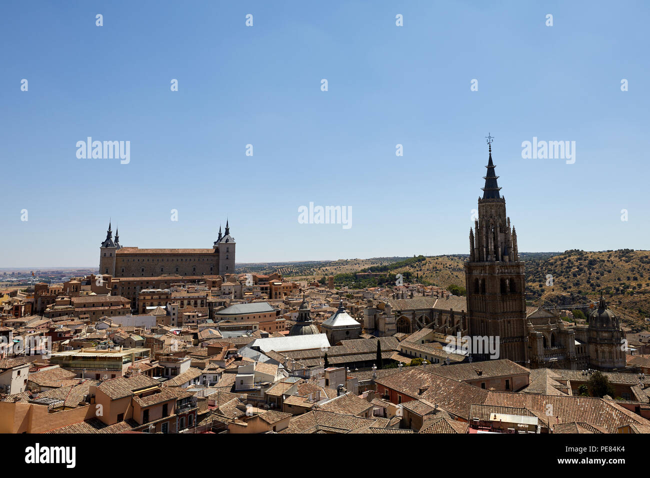 Toledo, Spanien: Dachterrasse mit Blick auf den historischen Spanischen Stadt Toledo, zeigt die Kathedrale (rechts) und der Alcázar (links hinten). Stockfoto