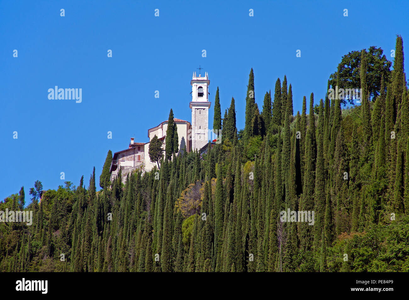 Kirche auf einem Hügel über dem Dorf Fasano und Toscolano-Maderno, Gardasee, Provinz Brescia, Lombardei, Italien Stockfoto