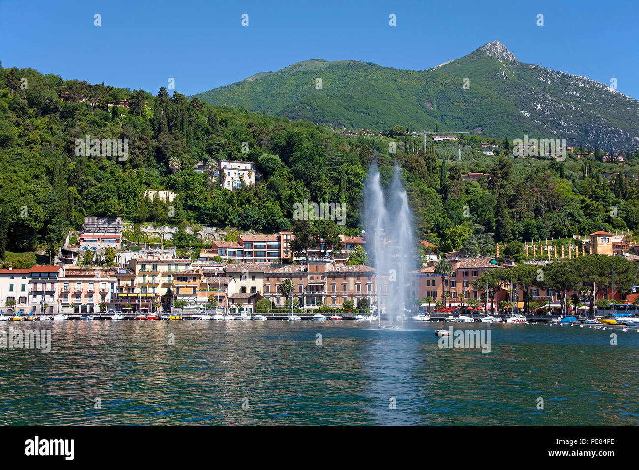 Wasserspiele an der Seepromenade von Toscolano-Maderno, fusionierte Staedte durch den Wildbach Toscolano getrennt, Gardasee, Lombardei, Provinz Bresci Stockfoto