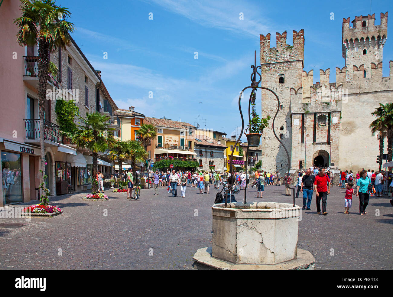 Gut und Scaliger Burg, Wahrzeichen von Sirmione, Gardasee, Lombardei, Italien Stockfoto