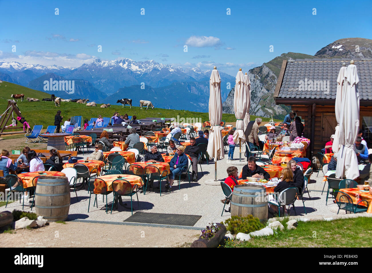 Touristen bei einer Alm auf dem Monte Baldo, Malcesine, Gardasee, Provinz Verona, Lombardei, Italien Stockfoto
