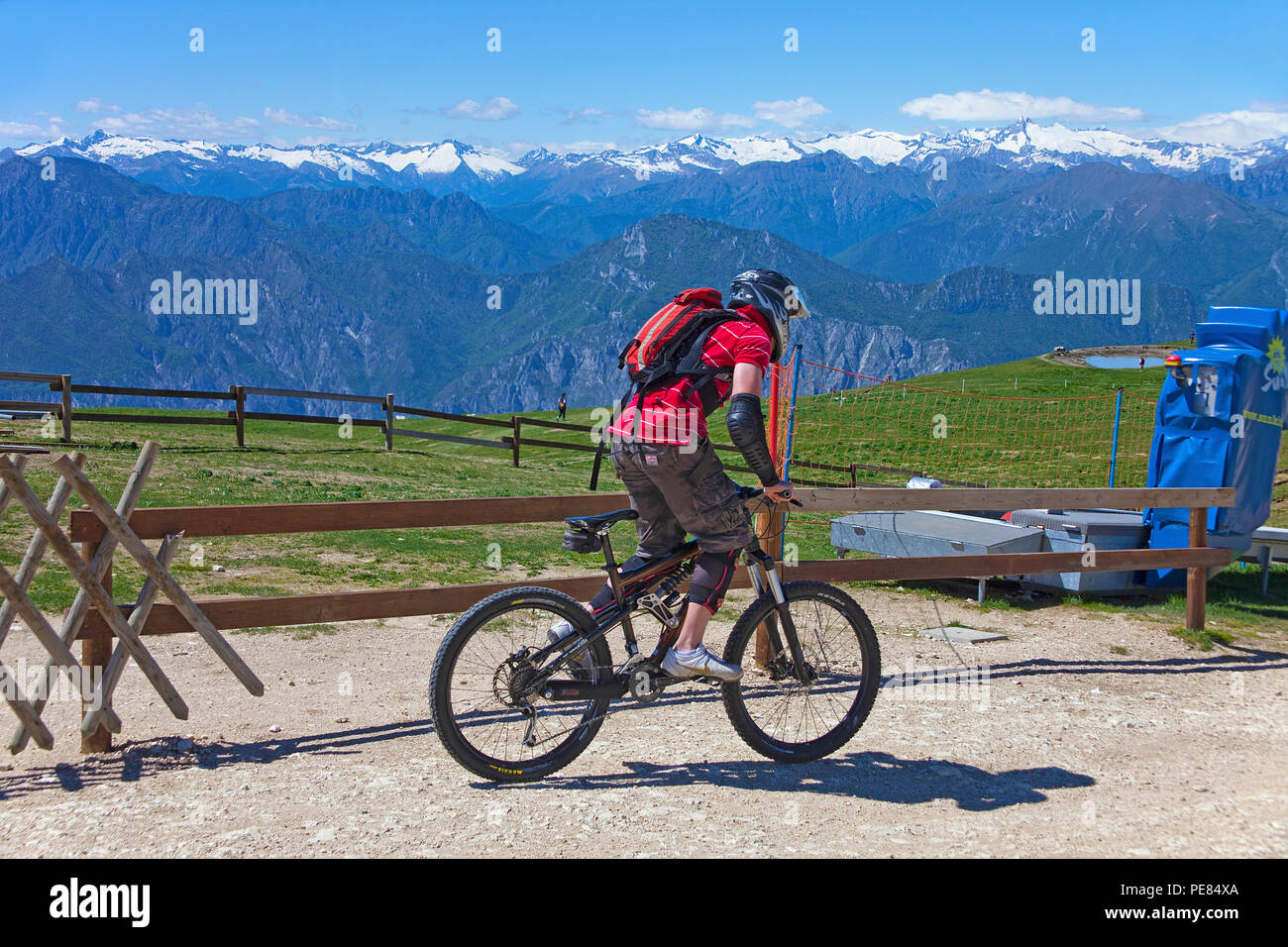 Mountainbiker auf der Spitze des Monte Baldo, Malcesine, Gardasee, Provinz Verona, Lombardei, Italien Stockfoto