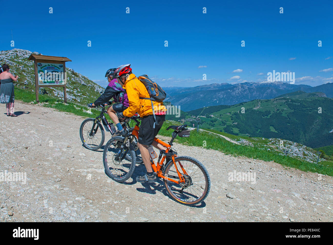 Mountainbiker auf der Spitze des Monte Baldo, Malcesine, Gardasee, Provinz Verona, Lombardei, Italien Stockfoto