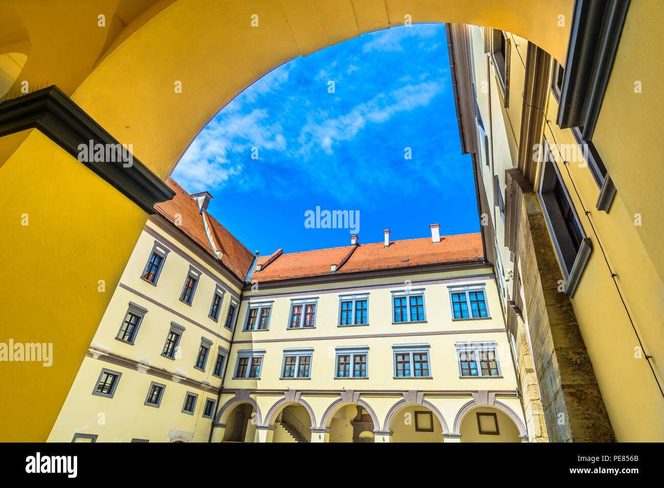 Malerischer Blick auf beeindruckende Architektur in der alten Stadt Cakovec, Kroatisch reisen Orte. Stockfoto