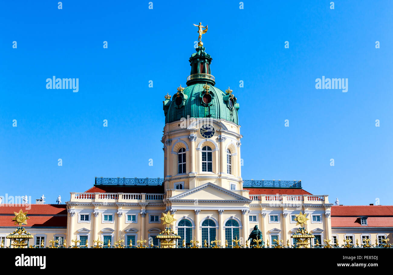 Haupteingang von Schloss Charlottenburg in Berlin, Deutschland. Stockfoto