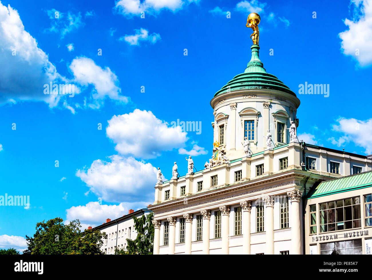 POTSDAM, Deutschland - Barberini Palace Art Museum - wurde stark während des Zweiten Weltkrieges beschädigt, außer für Teile der Fassade. Stockfoto