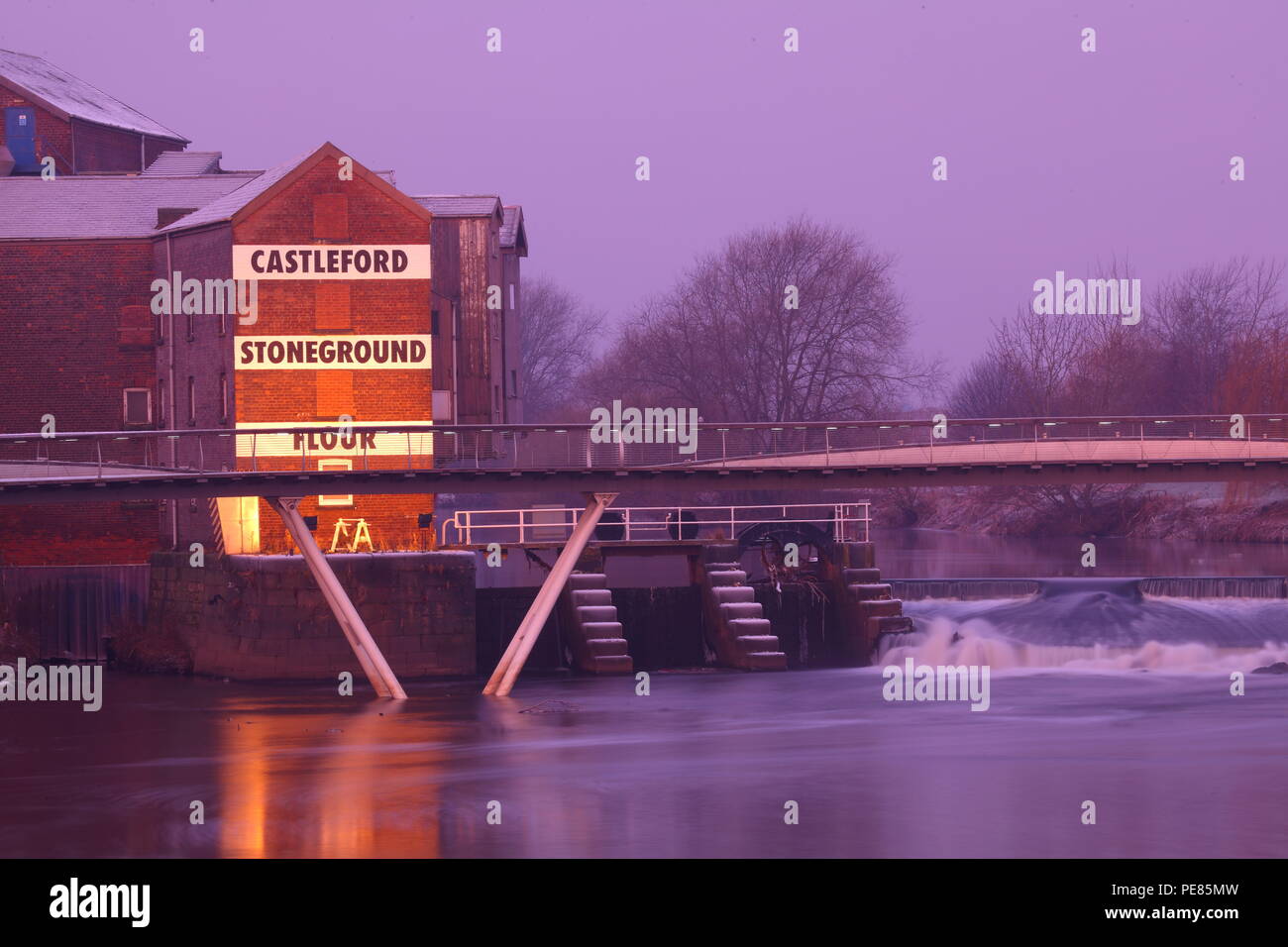 Castleford Stoneground Mühle mit dem Millennium Fußgängerbrücke, die überspannt den Fluss Aire. Stockfoto