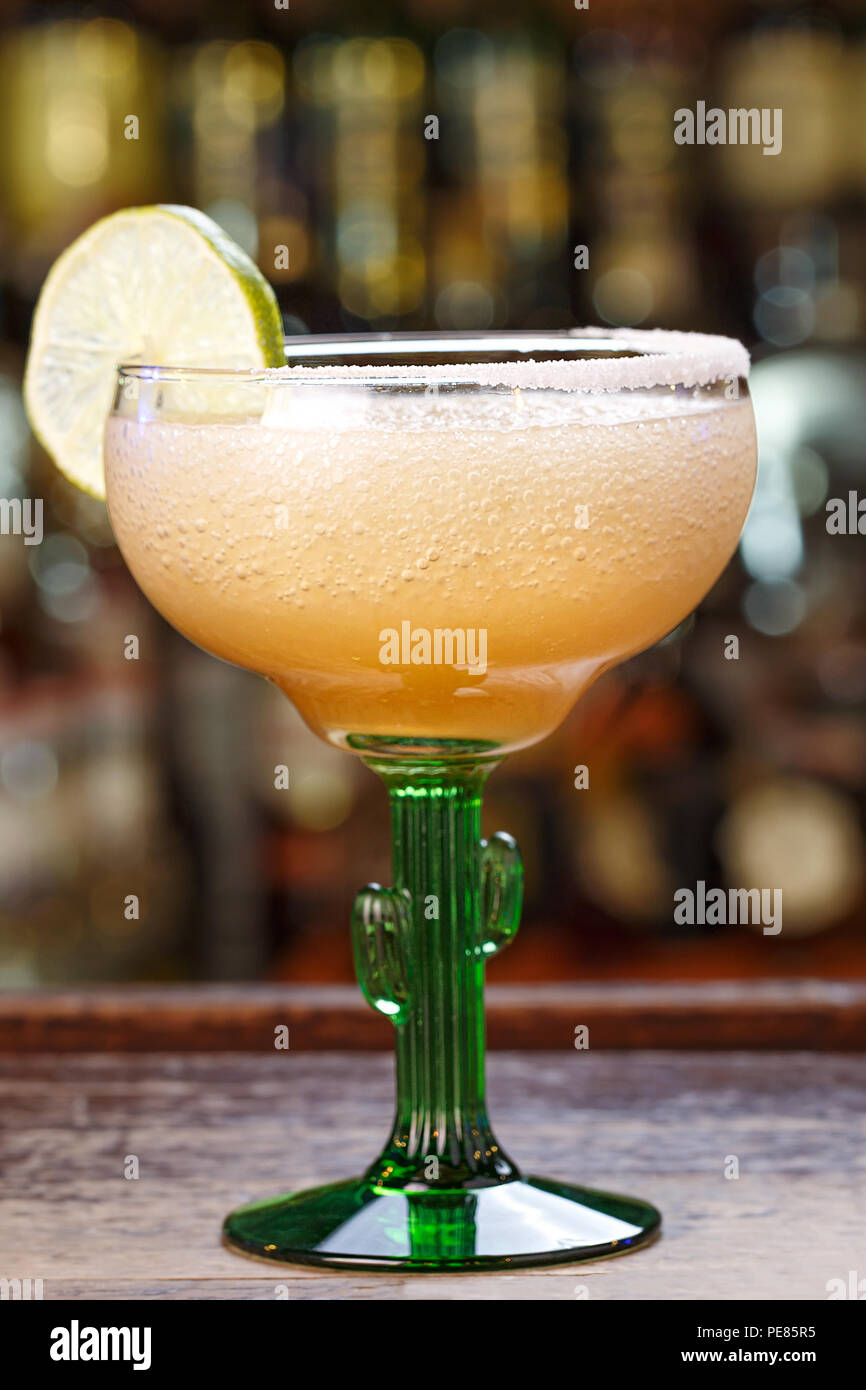 Erfrischende Sommer Margarita Cocktail mit gesalzener Felge und Scheibe von Kalk an der Bar Stockfoto