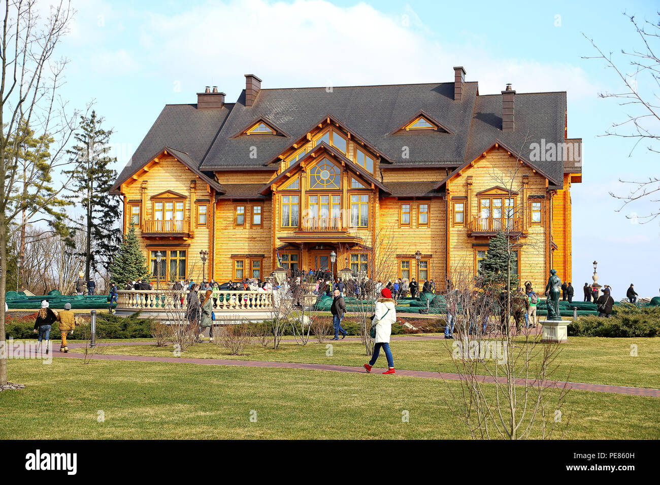 Kiew, Ukraine. Holz- Honka, der ehemaligen Residenz des Präsidenten der Ukraine Viktor Janukowitsch in Mezhyhiria. 24. Februar 2014 Stockfoto