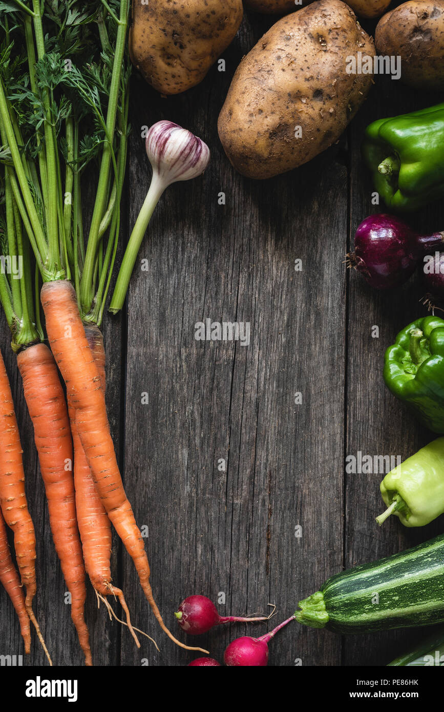 Gemüse Ernte auf Holz Hintergrund. Frisches Bio-Gemüse Rahmen mit Platz für Text kopieren Stockfoto