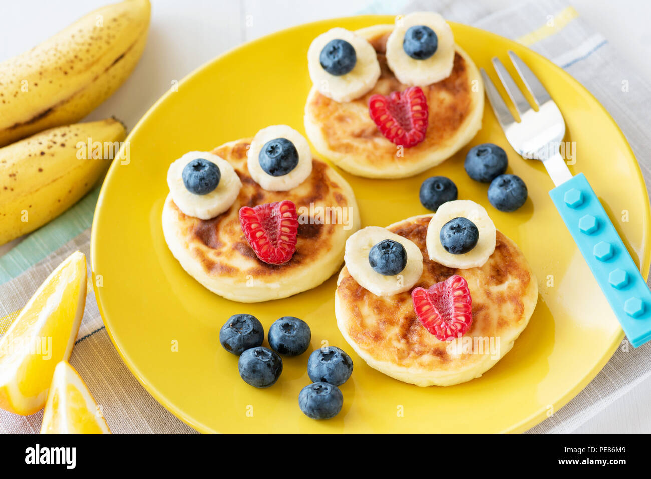 Lustige gesundes Frühstück für Kinder. Bunte Kinder Essen Menü auf Gelb Platte Stockfoto
