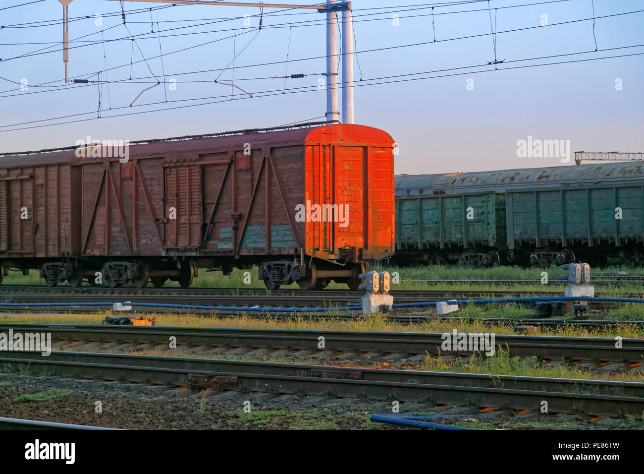 Сargo Wagen bei der Eisenbahn Güterbahnhof an einem sonnigen Sommerabend geparkt Stockfoto