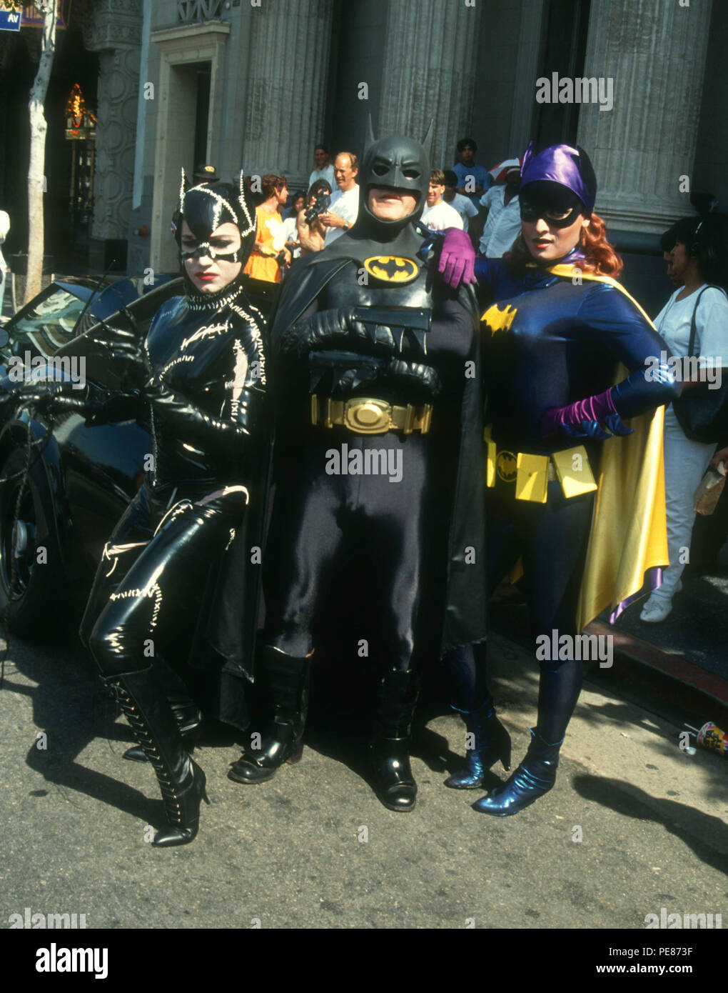 HOLLYWOOD, CA - 16. Juni: Eine allgemeine Ansicht der Atmosphäre von Fans im Kostüm an der Warner Bros. Bilder Premiere von 'Batmans Rückkehr' am 16. Juni 1992 im Mann's Chinese Theatre in Hollywood, Kalifornien. Foto von Barry King/Alamy Stock Foto Stockfoto