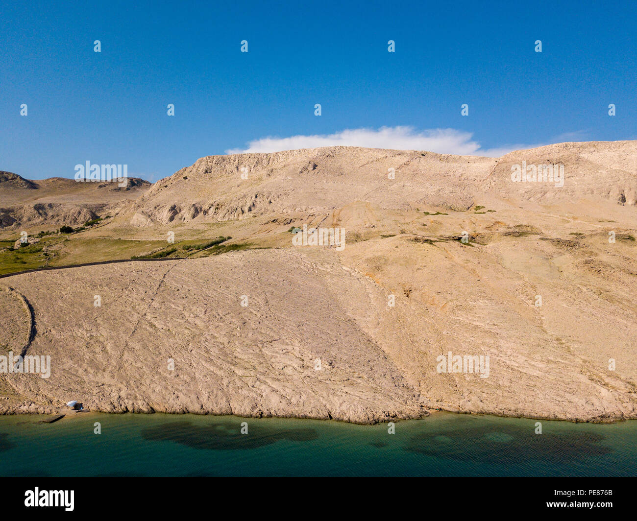 Luftaufnahme von einer trendigen Zelt, Brief aus der Sonne. Felsen am Meer und transparenten Meer Stock. Entspannen und Urlaub unter einem weißen Zelt von Felsen umgeben Stockfoto