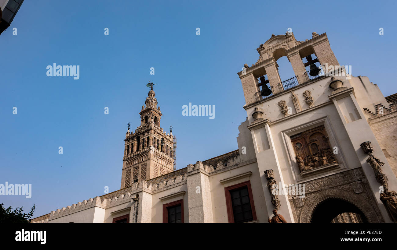 Ein Glockenturm im Zentrum von Sevilla, Spanien Stockfoto