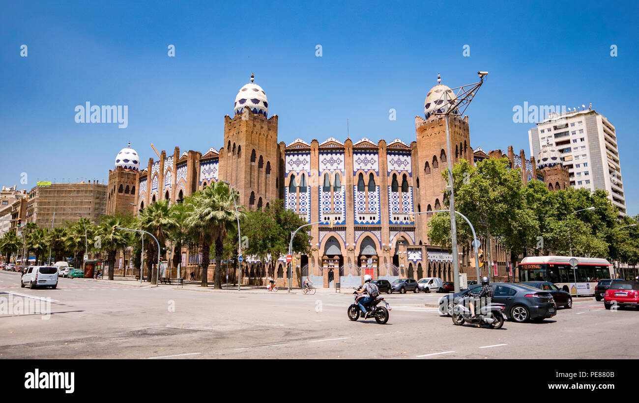 Eine Ecke in Barcelona mit blauem Himmel Stockfoto