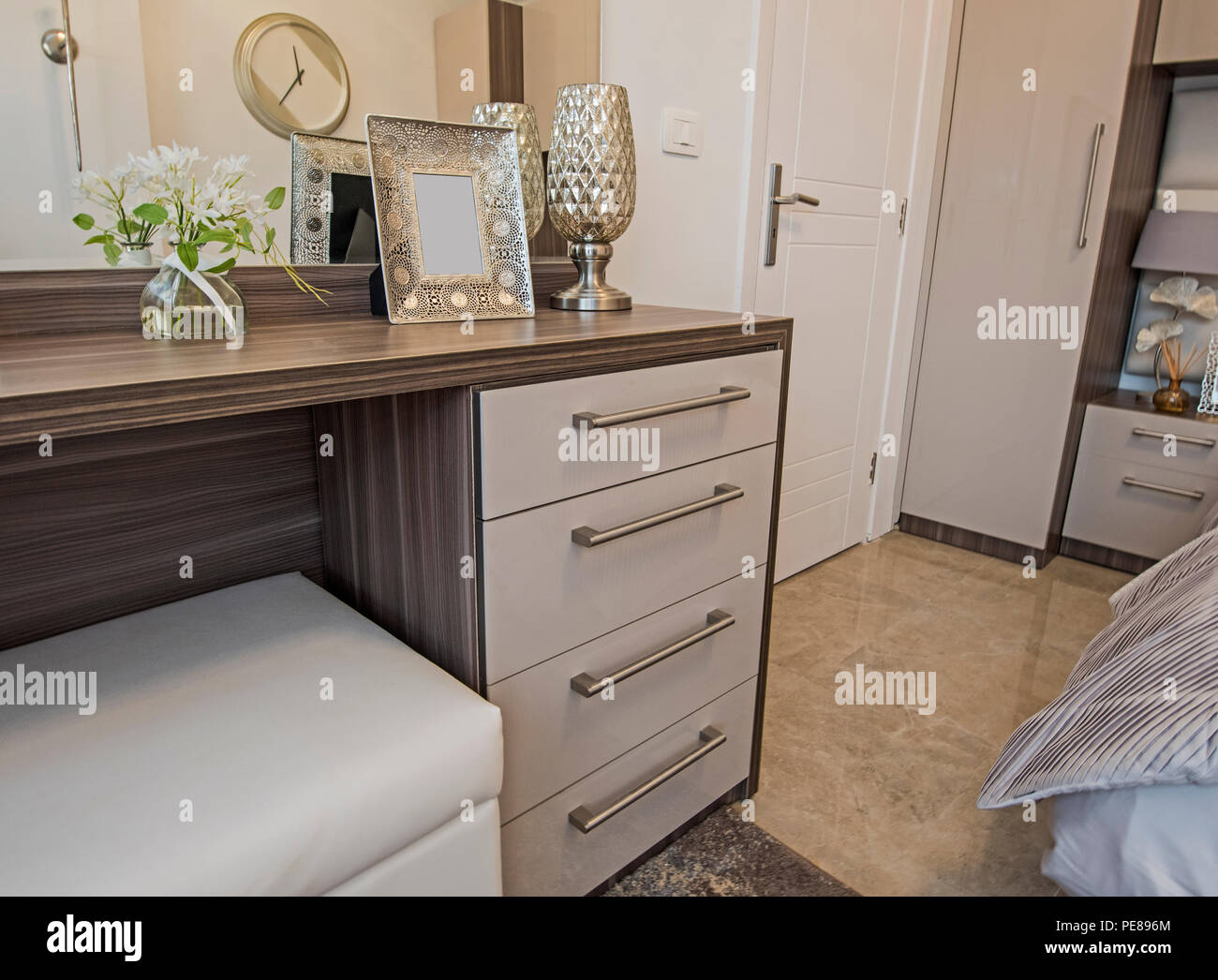 Interior Design Einrichtung Einrichtung von Luxus zeigen home Schlafzimmer mit Schminktisch und Doppelbett Stockfoto