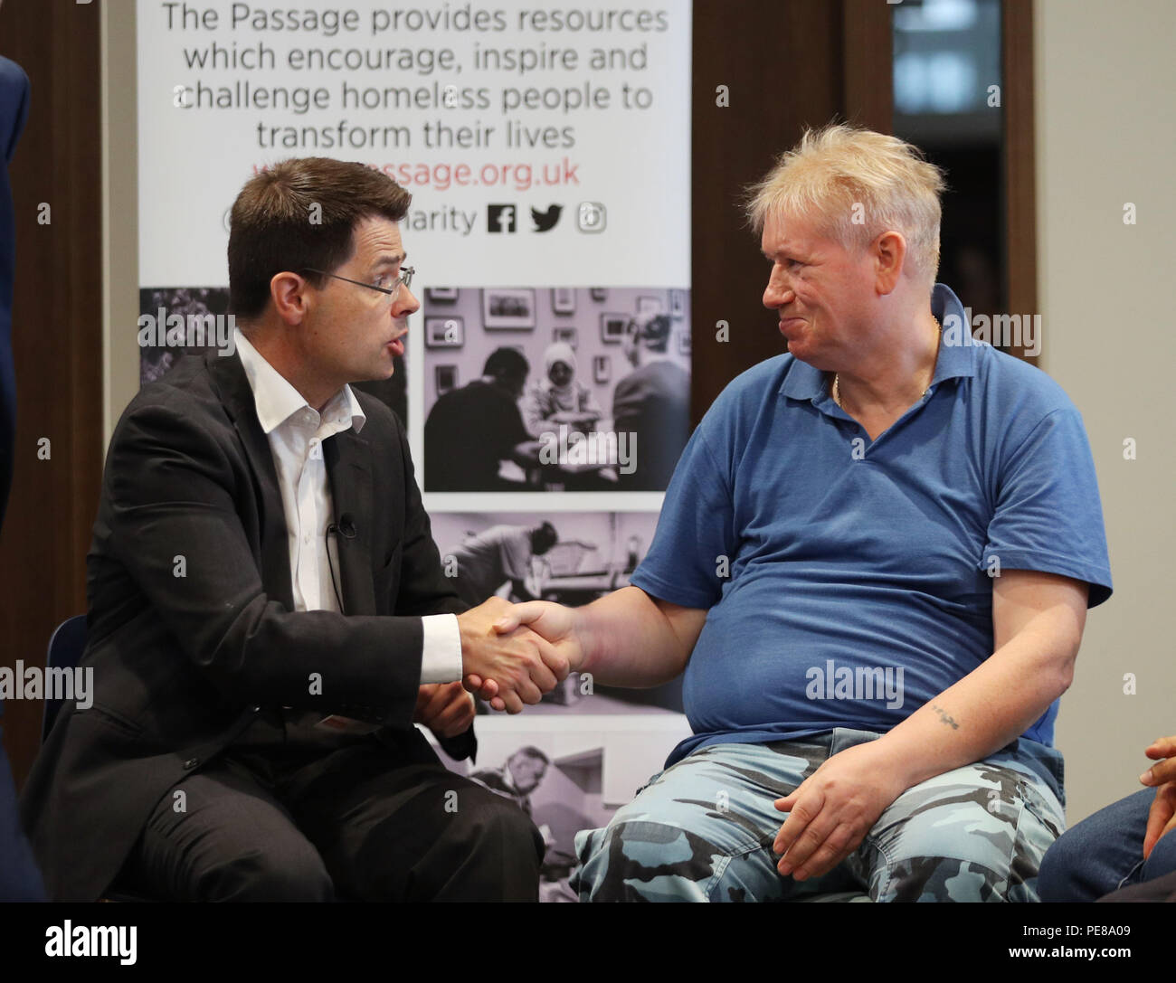 Gemeinschaften Staatssekretär James Brokenshire (links) schüttelt Hände mit Brian Ward, 60, wer hat ein Client von Wohnungslosigkeit, Nächstenliebe, die Passage für 19 Jahre, die während eines Besuchs auf Basis der Nächstenliebe in Central London. Die Regierung hat a&Pound; 100 Mio. plan Obdachlosigkeit auf Englands Straßen bis zum Ende von 2027. Stockfoto