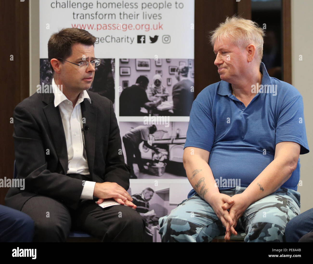 Communities Secretary James Brokenshire (links) mit Brian ward, 60, der seit 19 Jahren als Klient der Obdachlosigkeit-Wohltätigkeitsorganisation The Passage tätig ist, während eines Besuchs in der Basis der Wohltätigkeitsorganisation im Zentrum von London. Die Regierung hat einen £100-Millionen-Plan ins Leben gerufen, um den rauen Schlaf auf den Straßen Englands bis 2027 zu beenden. Stockfoto