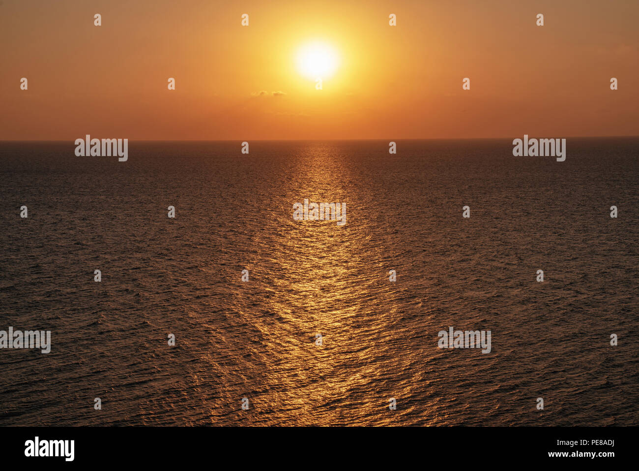 Sonnenuntergang über dem Ozean. Sonnenaufgang im Meer. Stockfoto