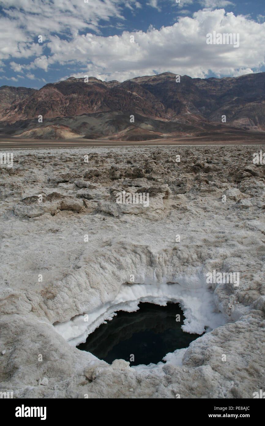 Salzwasser Pool, Badwater Basin, Death Valley National Park, Kalifornien, USA Stockfoto