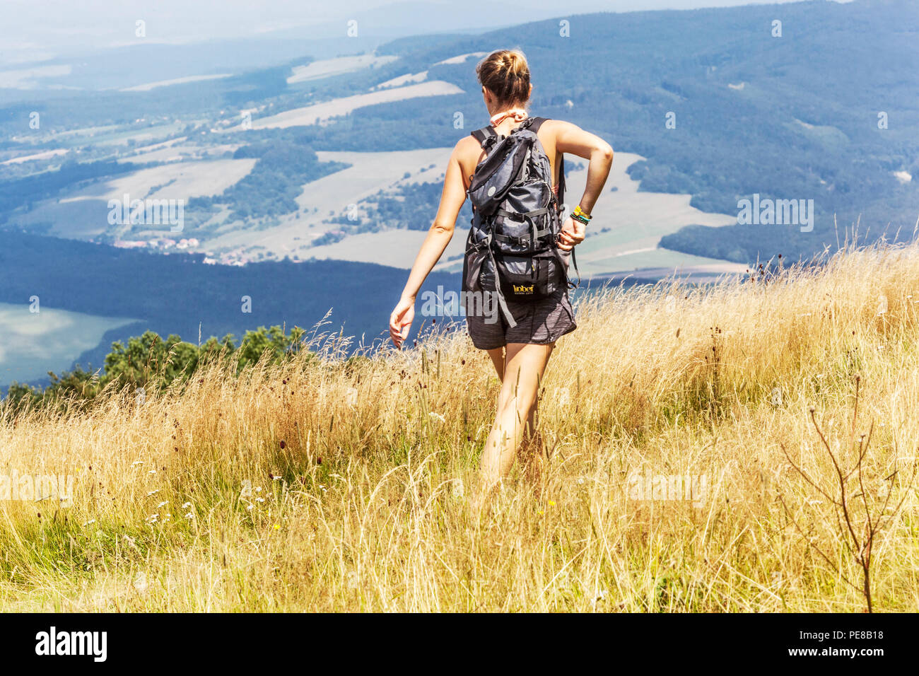Frau Wandern Sommer Galle Karpaty Berge, Weiße Karpaten, Tschechische slowakische Grenze, Tschechische Republik Wandern Slowakei Trail Tourismus Stockfoto