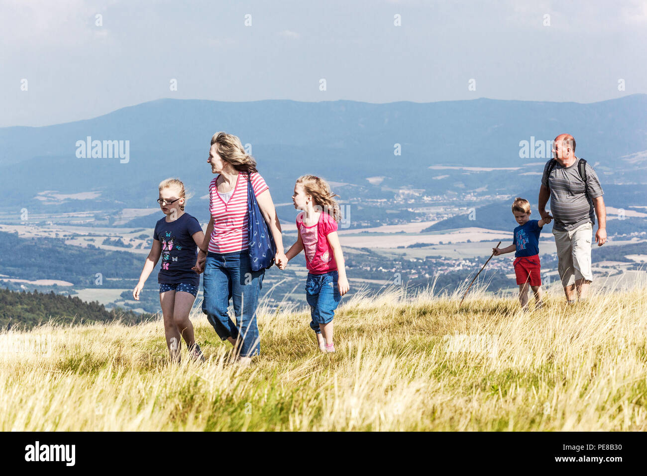 Kinder Großeltern, Familie auf Reisen, Galle Karpaty Berge, Weiße Karpaten, Tschechische slowakische Grenze, Tschechische Republik Panorama Slowakei Stockfoto