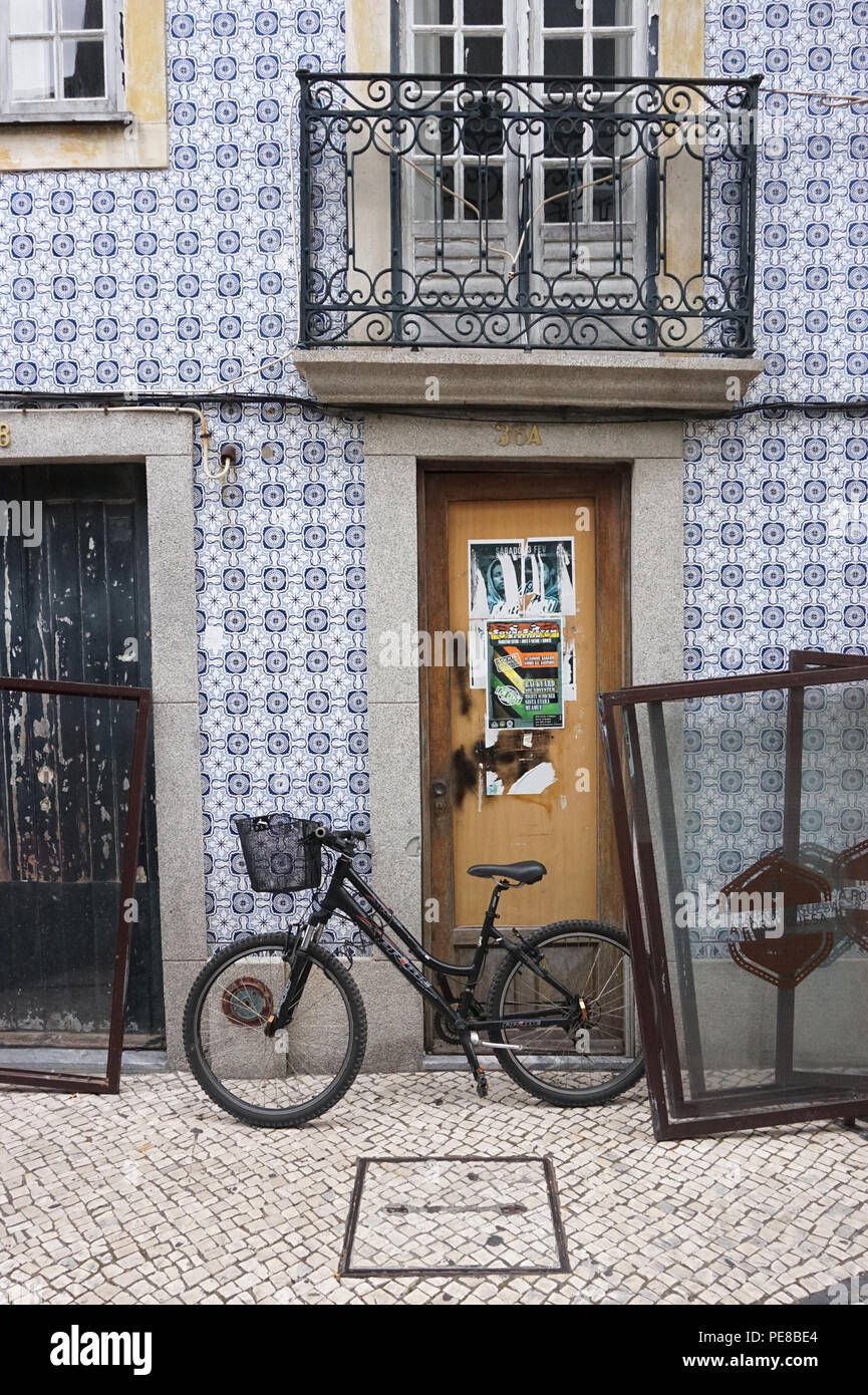 Straßenszene in Aveiro, Portugal, urige, schön, Charakter, Antiquitäten, Fahrrad, Leben kommt zum Stillstand Stockfoto