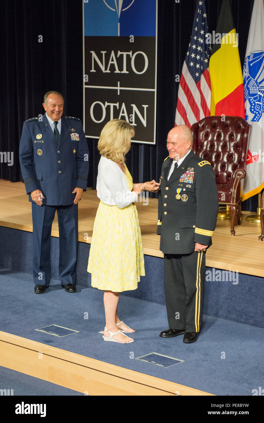 Martina Hogg Pins in den Ruhestand Medaille auf der Uniform von ihrem Ehemann, US-Armee Generalleutnant David R. Hogg, US-amerikanischen Nationalen Militärischen Vertreter (NMR) im Auditorium der NATO-Zentrale in Brüssel, Belgien, 15. September 2015. (U.S. Armee Foto von visuellen Informationen Spezialist Pierre Courtejoie/Freigegeben) Stockfoto