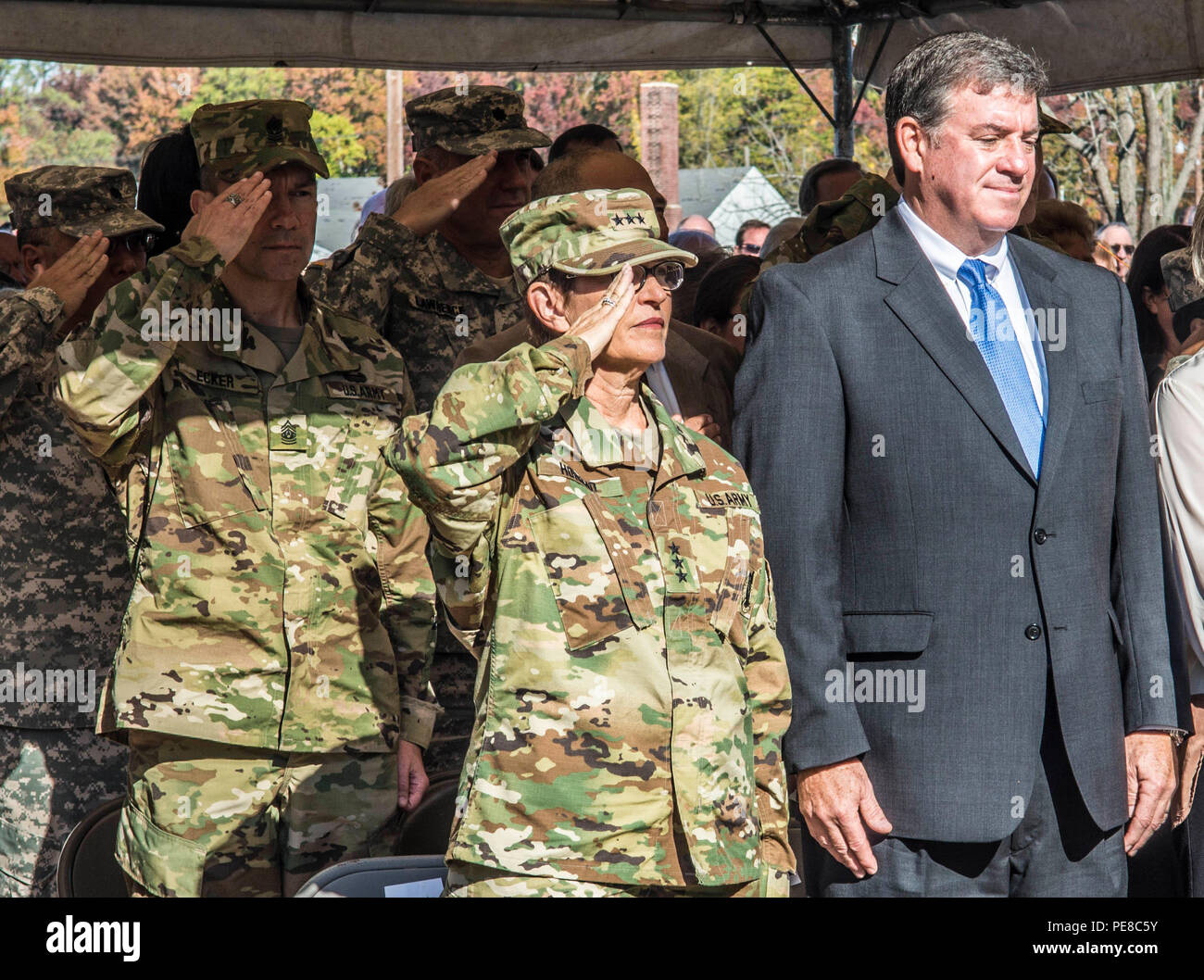 Armee der öffentlichen Gesundheit Mitte hält Spatenstich für neues Laborgebäude. Die Armee Surgeon General LTG Patricia Horoho und MEDCOM CSM Gerald Ecker salute während der Nationalhymne. Stockfoto