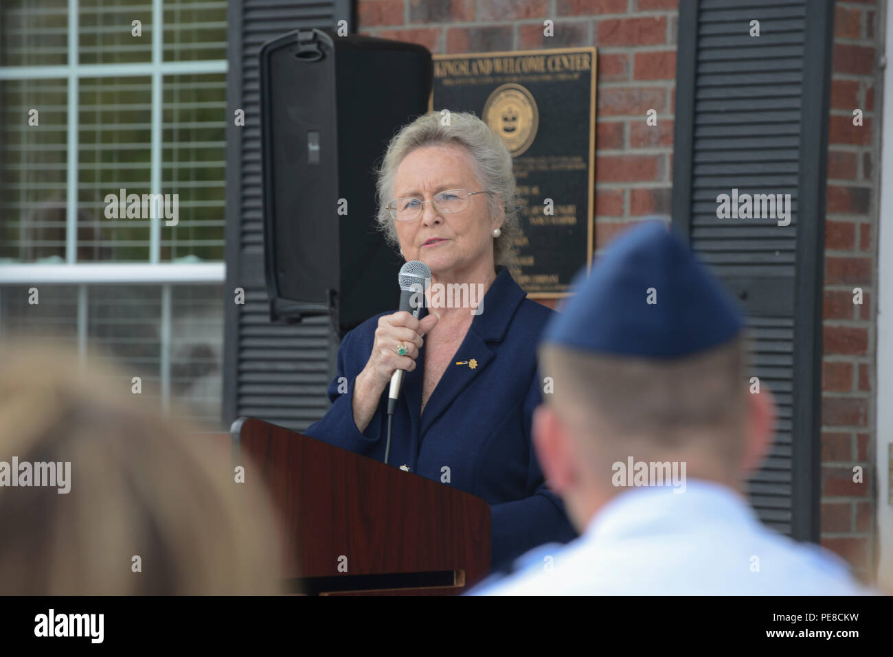 Sheila McNiell, Präsident der Camden Partnerschaft, Adressen Gäste ein Zeichen enthüllungsfeier am Kingsland, Georgien Welcome Center, Okt. 26, 2015. Eine von zwei Zeichen, entlang der Autobahn Interstate 95 gestellt werden, wurde enthüllt, dass offiziell für Camden County, Georgia, als erste der Nation Küstenwache Gemeinschaft. (U.S. Coast Guard Foto von Petty Officer 2. Klasse Anthony L. Soto) Stockfoto