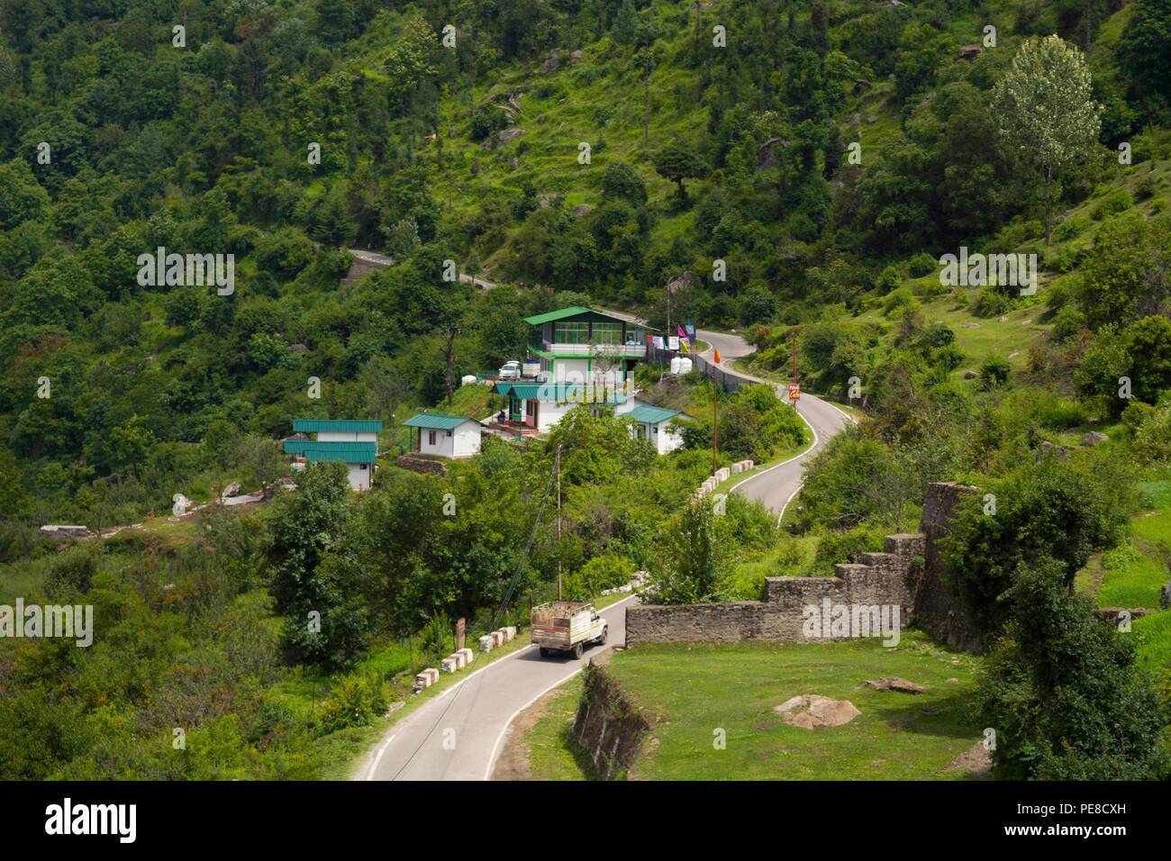 Malerische Straße zu Auli mit Häusern und Bergkulisse. Chamoli Bezirk Uttarakhand, Indien Stockfoto