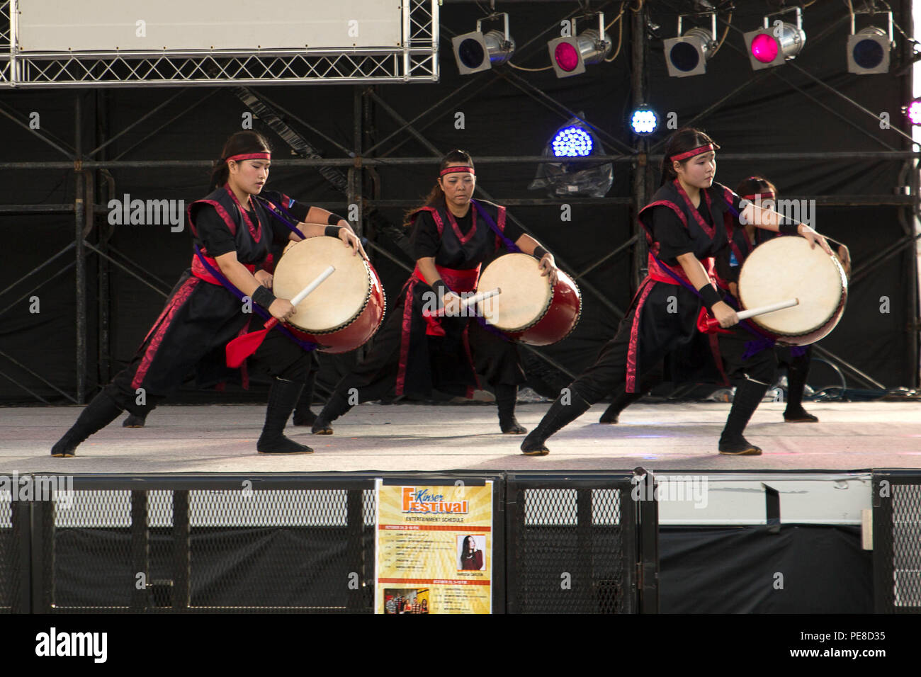 Eisa-Gruppe Ninu-fa Daiko während Kinser Festival Okt. 24 an Bord Camp Kinser, Okinawa, Japan. Das Festival war ein zweitägiges, open-gate Ereignis am Okt. 24 und 25 angeboten, so dass die Einwohner von Okinawa zu besuchen. Das Festival war eine Gelegenheit für den Status der Einsatzkräfte Vereinbarung Personal und Okinawa Bewohner auf die jeweils anderen Kulturen mit Karneval Spielen, talentierte Unterhaltung, wie Headliner Vanessa Carlton Erfahrung, und verschiedene militärische Ausrüstung auf dem Display. Stockfoto