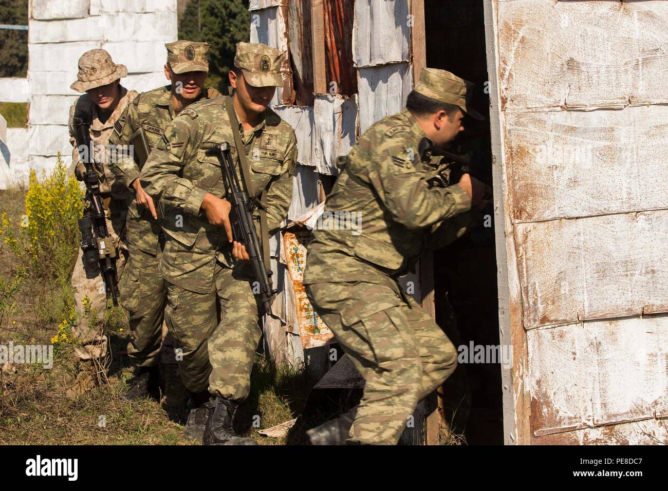 151025-M-ED118-283 KÖRMEN, Türkei (25. Oktober 2015) US-Marines zugewiesen Golf Company, Battalion Landing Team 2/6, 26. Marine Expeditionary Unit und türkischen Marines klar Gebäude während der Übung Egemen 2015 in Körmen, Türkei Okt. 25. Egemen ist eine türkische geführt und gehostete amphibische Übung zur Steigerung taktischen Fertigkeiten und Interoperabilität zwischen den Teilnehmern. Die 26. Marine Expeditionary Unit wird in der 6. Flotte Verantwortungsbereich zur Unterstützung der nationalen Sicherheitsinteressen der USA in Europa eingesetzt. (Foto: U.S. Marine Corps CPL Jalen D. Phillips / veröffentlicht) Stockfoto