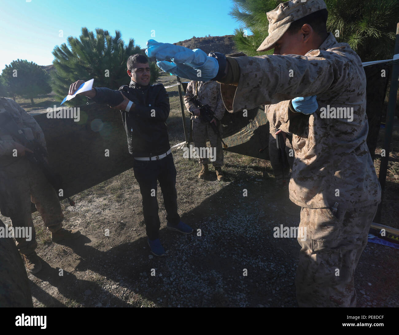 151026-M-AW179-031 KÖRMEN, Türkei (26. Oktober 2015) – A US Marine mit Bekämpfung der Logistik-Bataillon 26, 26. Marine Expeditionary Unit (MEU), führt eine Role-player durch eine fortgeschrittene Waffen und Schmuggelware Suche als Bestandteil einer non-Combatant Evakuierung Betriebstraining Übung während der Übung Egemen 2015 Okt. 26. Egemen ist eine türkische geführt und gehostete amphibische Übung zur Steigerung taktischen Fertigkeiten und Interoperabilität zwischen den Teilnehmern. Türkische Marine und Seeleute fungierten als nicht-Kombattanten zu verbessern das Training und erleben Sie es hautnah. (U.S. Marine Corps Foto von Joshu CPL. Stockfoto