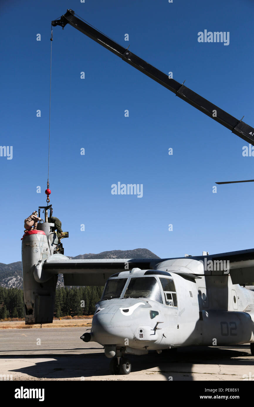 Us Marine Corps Sgt. Ryan Fikkers, Links, und Cpl. Gustavo Ordinola, Mechanik aus Marine Medium Tiltrotor Squadron (VMM) 163, Marine Flugzeuge Gruppe 16, 3d Marine Flugzeugflügel (3d-MAW), ein requisit Rotornabe auf einer MV-22 B Osprey Flugzeuge während Berg Übung (MTNEX) 6-15 in der Mountain West Luftfahrt, South Lake Tahoe, Calif., Okt. 26, 2015 installieren. VMM-163 nahmen an MTNEX 6-15 expeditionary Kenntnisse des Geschwaders in einem dynamischen höhenlage, kaltem Wetter Ausbildung Umwelt zu entwickeln. (U.S. Marine Corps Foto von Cpl. Allison J. Herman, COMCAM/Freigegeben) Stockfoto