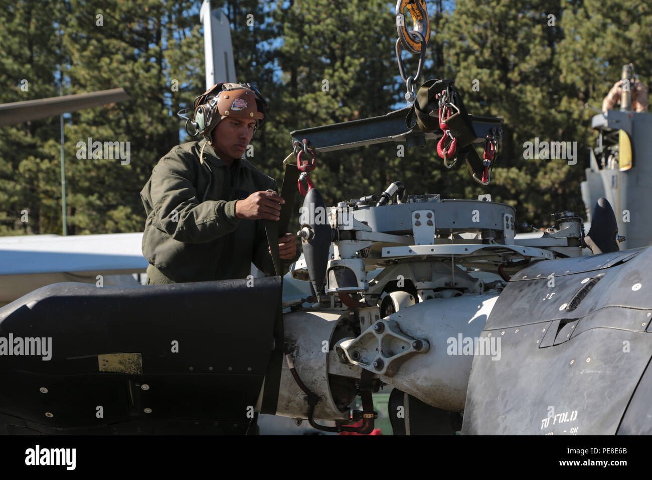 Us Marine Corps Cpl. Gustavo Ordinola, ein Mechaniker von Marine Medium Tiltrotor Squadron (VMM) 163, Marine Flugzeuge Gruppe 16, 3d Marine Flugzeugflügel (3d-MAW), sichert die Nabe an einem prop Rotornabe auf einer MV-22 B Osprey Flugzeuge während Berg Übung (MTNEX) 6-15 in der Mountain West Luftfahrt, South Lake Tahoe, Kalifornien, 26. Oktober 2015 neu installiert werden. VMM-163 nahmen an MTNEX 6-15 expeditionary Kenntnisse des Geschwaders in einem dynamischen höhenlage, kaltem Wetter Ausbildung Umwelt zu entwickeln. (U.S. Marine Corps Foto von Cpl. Allison J. Herman, COMCAM/Freigegeben) Stockfoto