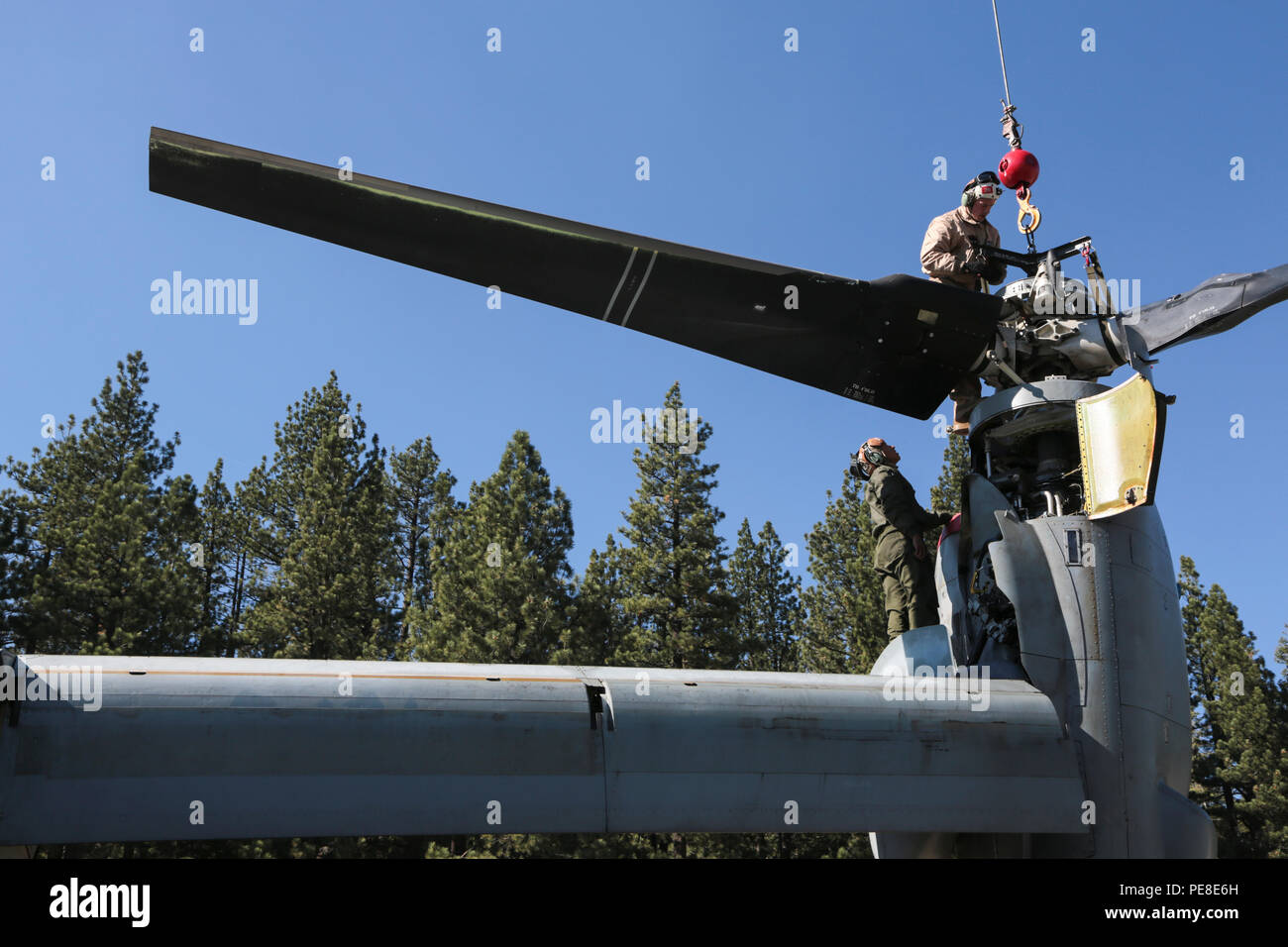 Us Marine Corps Cpl. Gustavo Ordinola, Links, und Sgt. Ryan Fikkers, Mechanik aus Marine Medium Tiltrotor Squadron (VMM) 163, Marine Flugzeuge Gruppe 16, 3d Marine Flugzeugflügel (3d-MAW), ein requisit Rotornabe auf einer MV-22 B Osprey Flugzeuge während Berg Übung (MTNEX) 6-15 in der Mountain West Luftfahrt, South Lake Tahoe, Calif., Okt. 26, 2015 installieren. VMM-163 nahmen an MTNEX 6-15 expeditionary Kenntnisse des Geschwaders in einem dynamischen höhenlage, kaltem Wetter Ausbildung Umwelt zu entwickeln. (U.S. Marine Corps Foto von Cpl. Allison J. Herman, COMCAM/Freigegeben) Stockfoto