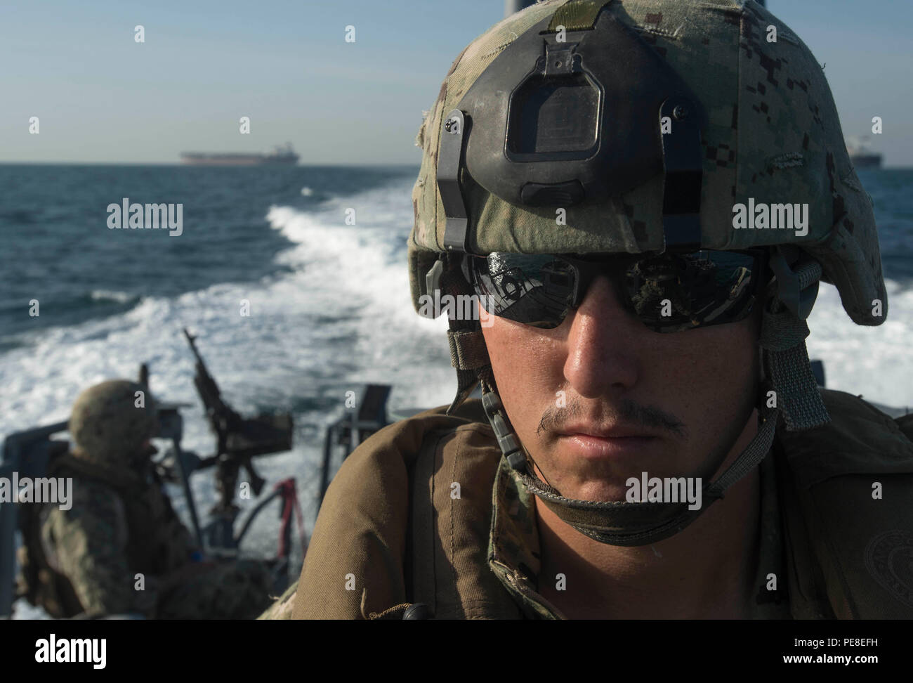 151026-N-CJ 186-609 arabischen Golf (Okt. 2010) 26 2015) von Gunner Mate 2. Klasse Joseph Crashdown, Commander, Task Group (CTG) 56.7 Die Riverine Befehl boot (RCB) 805 zugeordnet, steht eine Patrouille mit seiner Crew wie das Boot Patrouille in den Arabischen Golf führt. RCBs wurden ursprünglich in flachen verwendet - Wasser und tropischen Umgebungen. In den USA 5 Flotte der Verantwortung, diese Boote für offene umgewidmet worden sind - Sea Patrol. CTG 56,7 führt Maritime Security Operations die Freizügigkeit der strategische Transport- und Marineschiffe, die in den Küstengewässern Bereichen zu gewährleisten Stockfoto