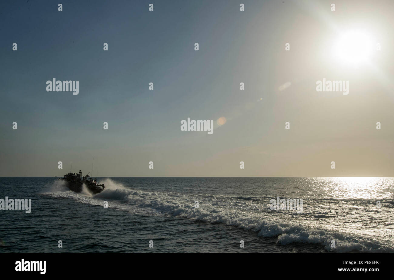 151026-N-CJ 186-833 arabischen Golf (Okt. 2010) 26 2015) Riverine Befehl boot (RCB) 802, Commander, Task Group (CTG) 56.7, Patrouille in den Arabischen Golf führt zugeordnet. RCBs wurden ursprünglich in flachen verwendet - Wasser und tropischen Umgebungen. In den USA 5 Flotte Verantwortungsbereich diese Boote für offene umgewidmet worden sind - Sea Patrol. CTG 56,7 führt Maritime Security Operations die Freizügigkeit der strategische Transport- und Marineschiffe, die in den Küstengewässern Gebieten der USA 5 Flotte Bereich der Vorgänge sicherzustellen. (U.S. Marine Foto von Mass Communication Specialist 2. Stockfoto