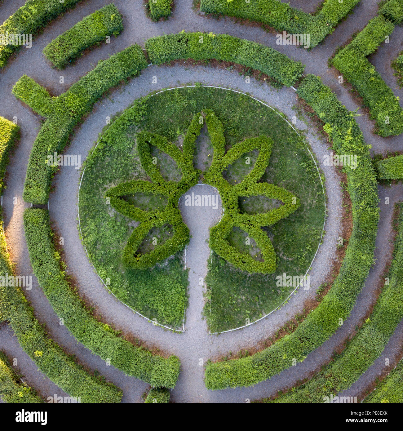 Vögel Auge Ansicht von der Drohne zu einem Garten Labyrinth der runden Form im Sommer Tag in den Abend. Stockfoto