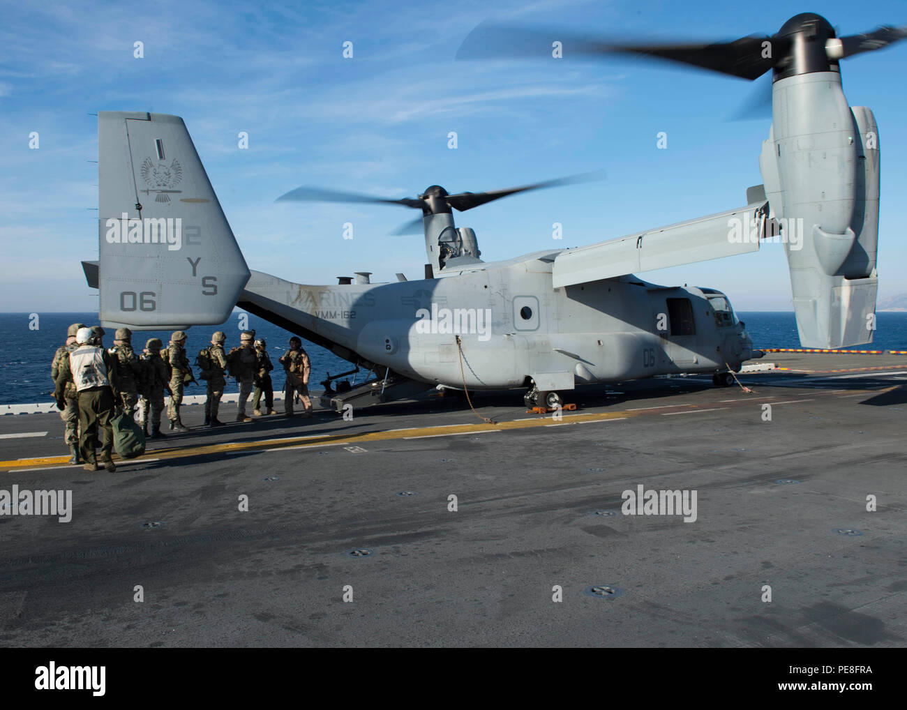 151027-N-AX638-064 Ägäis (27. Oktober 2015) türkische Marines an Bord ein MV-22 Osprey auf dem Flugdeck der amphibischen Angriff Schiff USS Kearsarge (LHD-3) während der Teilnahme an der Übung Egemen 2015, Okt. 27. Egemen ist eine türkische geführt und gehostete amphibische Übung zur Steigerung taktischen Fertigkeiten und Interoperabilität zwischen den Teilnehmern.  Kearsarge, eingesetzt als Teil der Kearsarge amphibische Gruppe bereit, führt Marinebetriebe in den USA 6. Flotte Bereich der Maßnahmen zur Erhöhung der Sicherheit der Vereinigten Staaten in Europa interessiert. (US Navy Foto von Massenkommunikation Spezialist Stockfoto