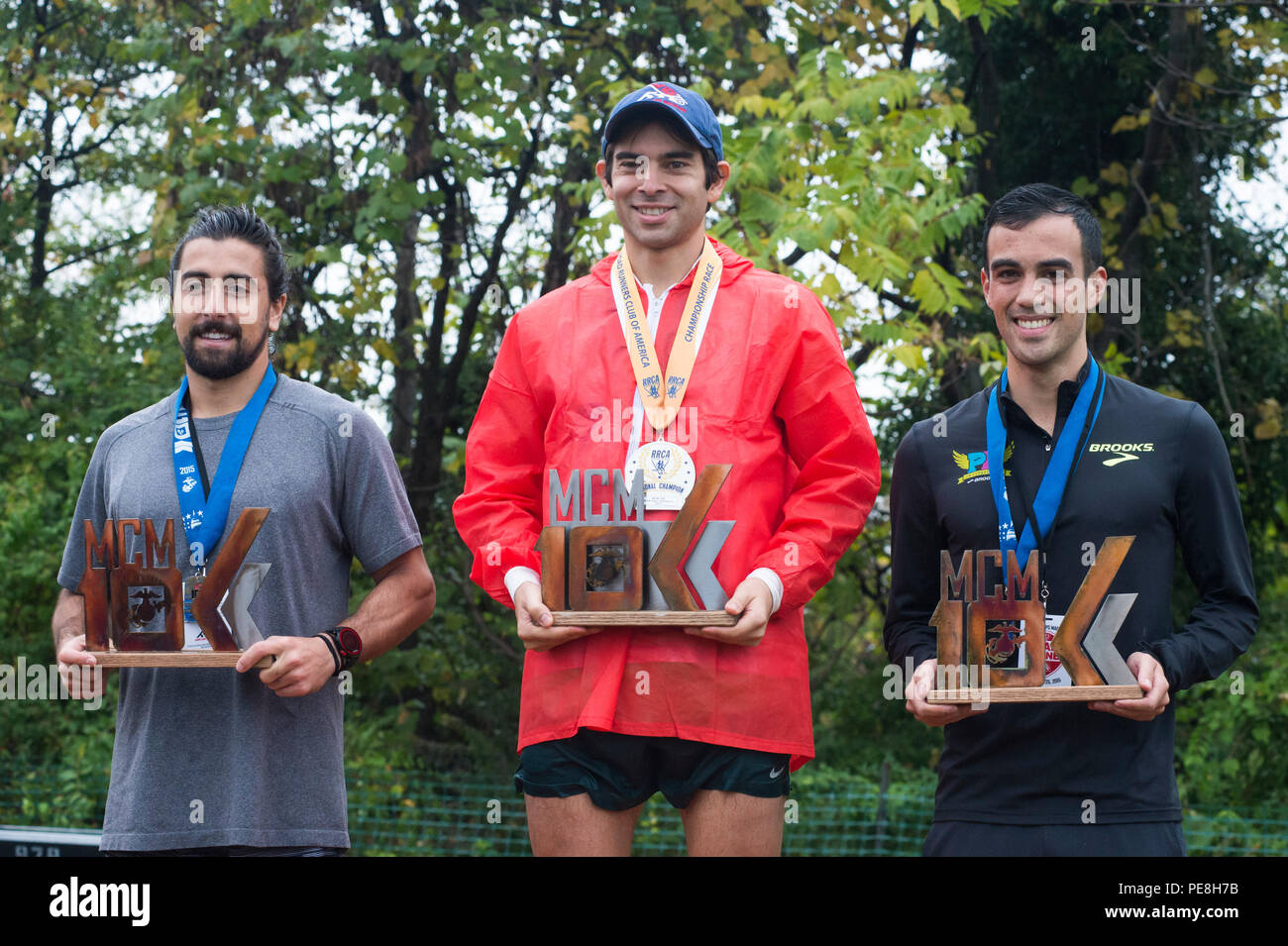 Die Top 3 Finisher des Marine Corps Marathon (MCM) 10 K, Platz 1 Sieger Jack Dasilva (Mitte), von Arlington, Va., Platz 2 Gewinner Daniel Comite (links), von Hilton Head Island, S.C., und Platz 3 Sieger Derek Lactaoen (rechts) von Seattle, Washington, für ein Foto bei der MCM 10 K Preisverleihung in Arlington, Va., Nov. 25, 2015 darstellen. Fast 10.000 Läufer auf der National Mall versammelt in der 10. Jahrestag des Marine Corps Marathon (MCM) 10 K, die 6,2 Meilen des MCM Kurs geteilt, von Washington, D.C., um die Ziellinie in Arlington, Virginia (USA teilnehmen Marine Corps Foto: Staff Sgt Stockfoto