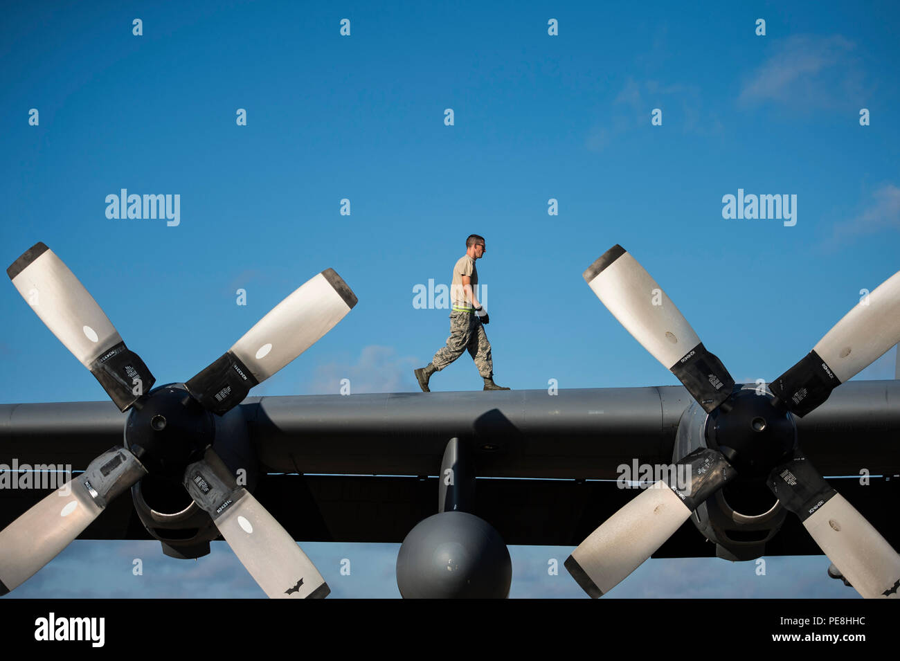 Tech. Sgt. Daniel Anderson, eine Hercules C-130 Crew Chief zu 130 Airlift Squadron die West Virginia der Nationalgarde zugewiesen, Spaziergänge den Flügel seines Flugzeuges während Pre-flight Boden kontrolliert in Vorbereitung auf die Übung Turbo Verteilung unterstützen, die zwischen Okt. 27-29, Gulfport, Fräulein, Okt. 28, 2015. Die US-Transport Befehl übung Tests Fähigkeit der Joint Task Force Port-Opening zu Cargo während humanitäre Maßnahmen verteilen und liefern zu können. (U.S. Air Force Foto/Staff Sgt. Larry E. Reid jr., freigegeben) Stockfoto