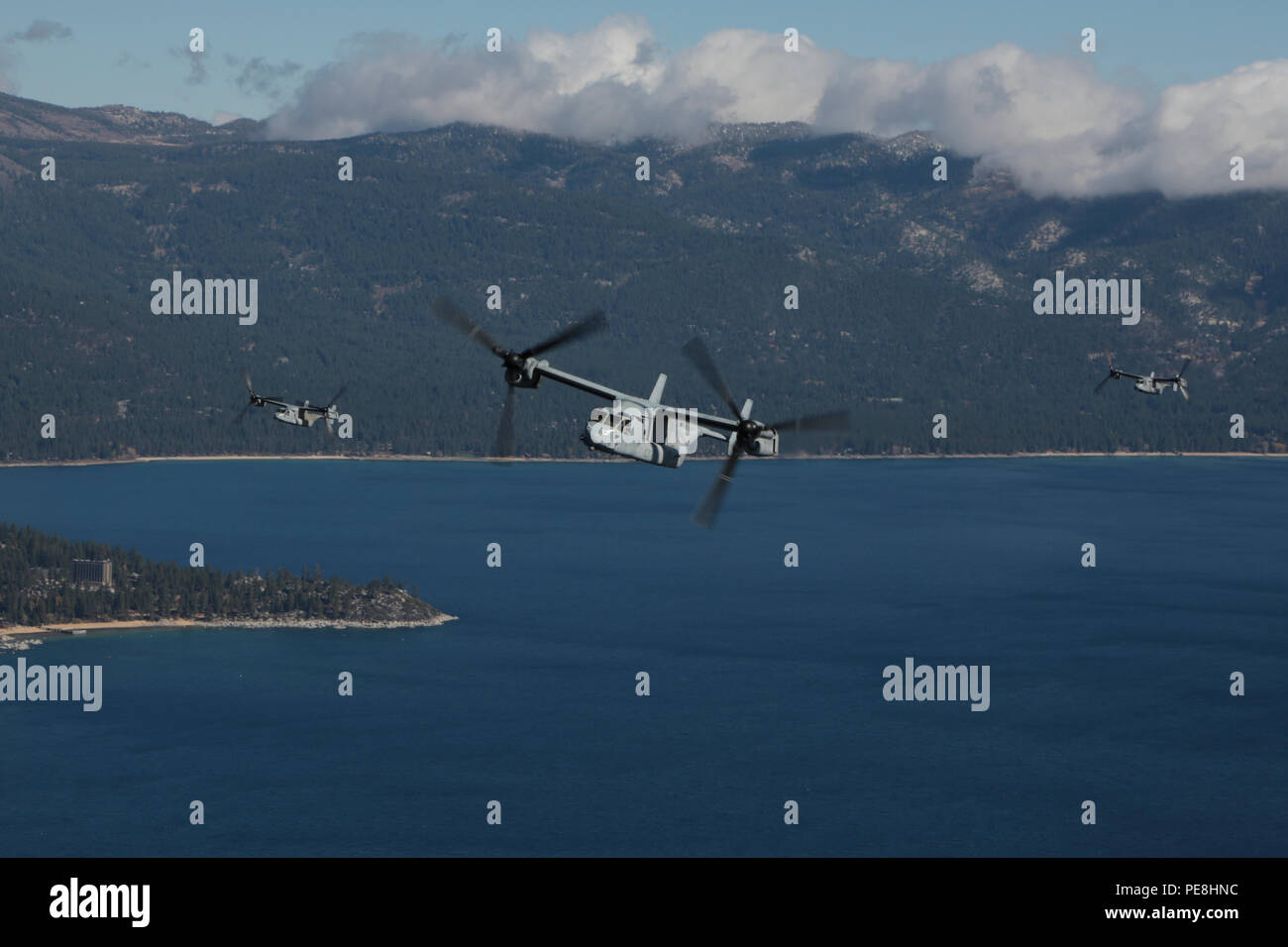 Us Marine Corps MV-22 B Osprey Flugzeuge von Marine Medium Tiltrotor Squadron (VMM) 163, Marine Flugzeuge Gruppe 16, 3d Marine Flugzeugflügel (3d-MAW), Fliegen über Lake Tahoe während Berg Übung (MTNEX) 6-15 in South Lake Tahoe, Calif., Okt. 29, 2015. VMM-163 nahmen an MTNEX 6-15 expeditionary Kenntnisse des Geschwaders in einem dynamischen höhenlage, kaltem Wetter Ausbildung Umwelt zu entwickeln. (U.S. Marine Corps Foto von Cpl. Allison J. Herman, COMCAM/Freigegeben) Stockfoto