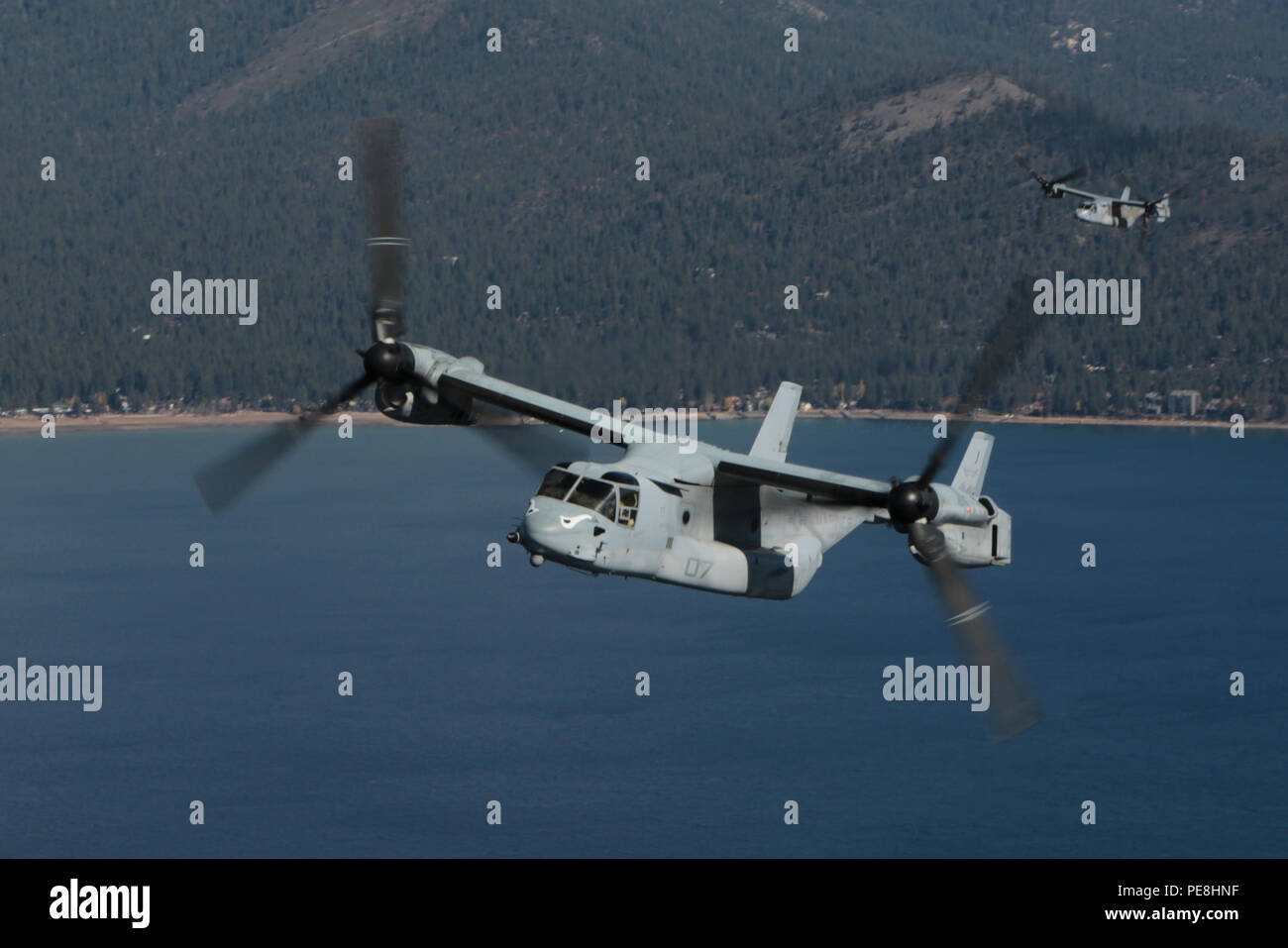 Us Marine Corps MV-22 B Osprey Flugzeuge von Marine Medium Tiltrotor Squadron (VMM) 163, Marine Flugzeuge Gruppe 16, 3d Marine Flugzeugflügel (3d-MAW), Fliegen über Lake Tahoe während Berg Übung (MTNEX) 6-15 in South Lake Tahoe, Calif., Okt. 29, 2015. VMM-163 nahmen an MTNEX 6-15 expeditionary Kenntnisse des Geschwaders in einem dynamischen höhenlage, kaltem Wetter Ausbildung Umwelt zu entwickeln. (U.S. Marine Corps Foto von Cpl. Allison J. Herman, COMCAM/Freigegeben) Stockfoto