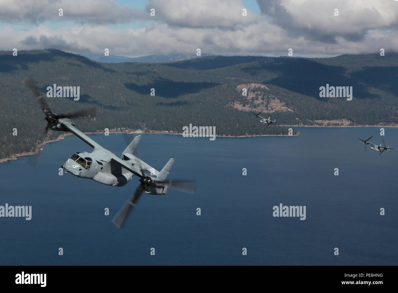 Us Marine Corps MV-22 B Osprey Flugzeuge von Marine Medium Tiltrotor Squadron (VMM) 163, Marine Flugzeuge Gruppe 16, 3d Marine Flugzeugflügel (3d-MAW), Fliegen über Lake Tahoe während Berg Übung (MTNEX) 6-15 in South Lake Tahoe, Calif., Okt. 29, 2015. VMM-163 nahmen an MTNEX 6-15 expeditionary Kenntnisse des Geschwaders in einem dynamischen höhenlage, kaltem Wetter Ausbildung Umwelt zu entwickeln. (U.S. Marine Corps Foto von Cpl. Allison J. Herman, COMCAM/Freigegeben) Stockfoto