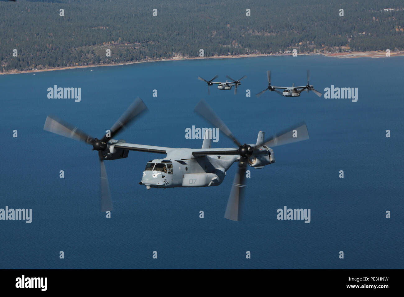 Us Marine Corps MV-22 B Osprey Flugzeuge aus Marine Medium Tiltrotor Squadron (VMM) 163, Marine Flugzeuge Gruppe 16, 3d Marine Flugzeugflügel (3d-MAW), Fliegen über Lake Tahoe während Berg Übung (MTNEX) 6-15 in South Lake Tahoe, Calif., Okt. 29, 2015. VMM-163 nahmen an MTNEX 6-15 expeditionary Kenntnisse des Geschwaders in einem dynamischen höhenlage, kaltem Wetter Ausbildung Umwelt zu entwickeln. (U.S. Marine Corps Foto von Cpl. Allison J. Herman, COMCAM/Freigegeben) Stockfoto